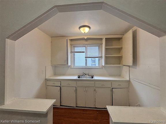 4th image of 15785 Pinehurst St