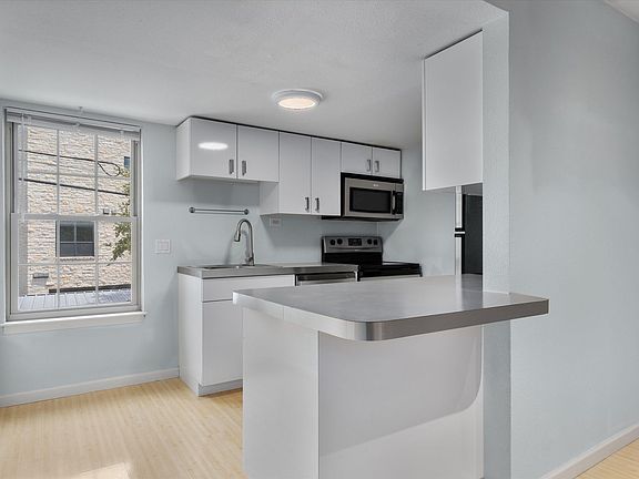 5th image of 300 Crockett St APT 200
