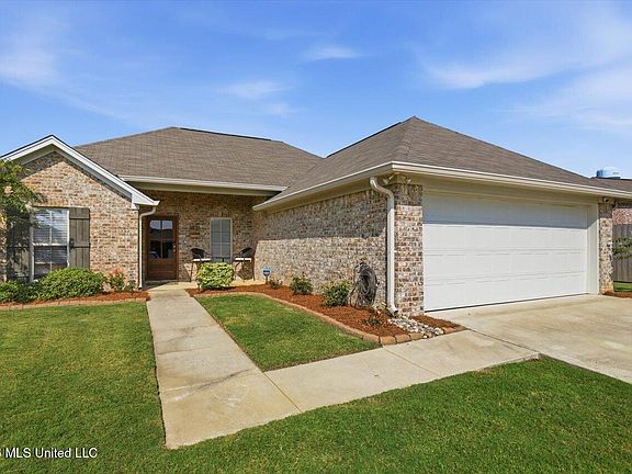 3rd image of 1402 Victoria Ln