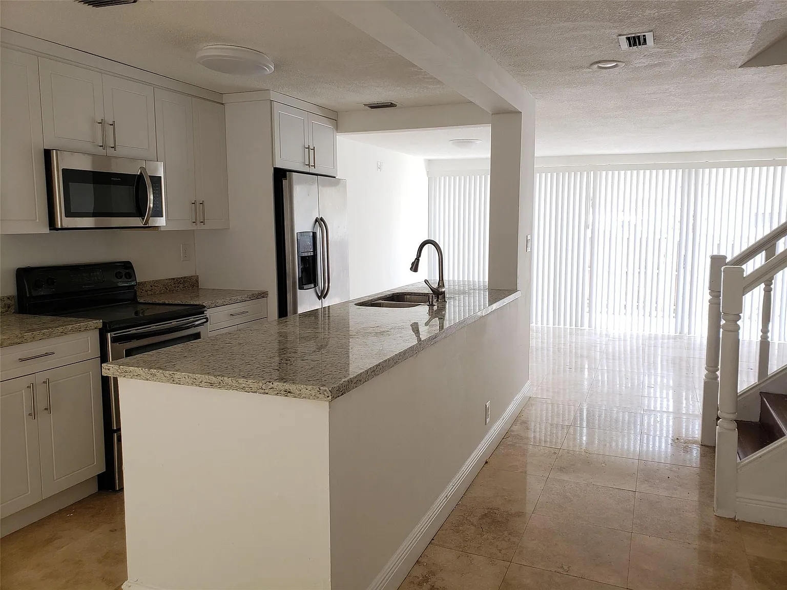 4 bed, 2.5 bath, 2080 sqft, $3,000 — Photo 3