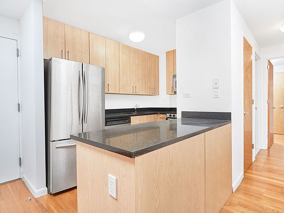4th image of 736 W 187th St APT 402