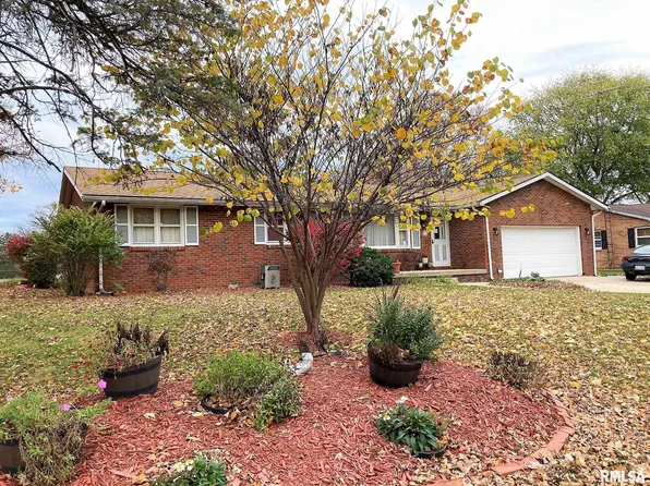 3 Holiday Ln, Riverton, IL 62561