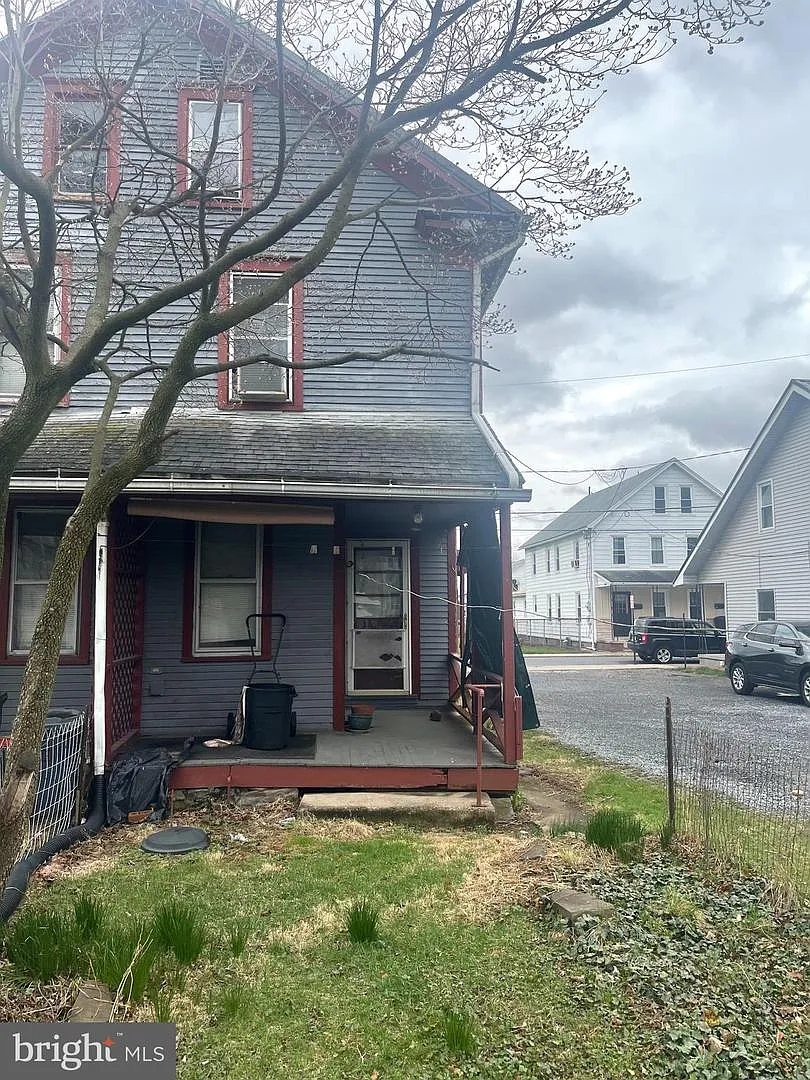 340 Linden St photo 1