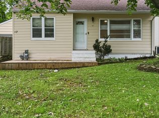 17 Indian Trl, Lake In The Hills, IL 60156