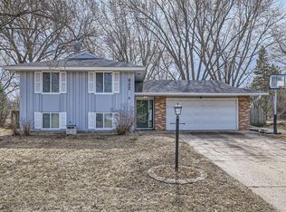 822 Regent Dr, Apple Valley, MN 55124