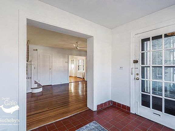 4th image of 21 Whitson St