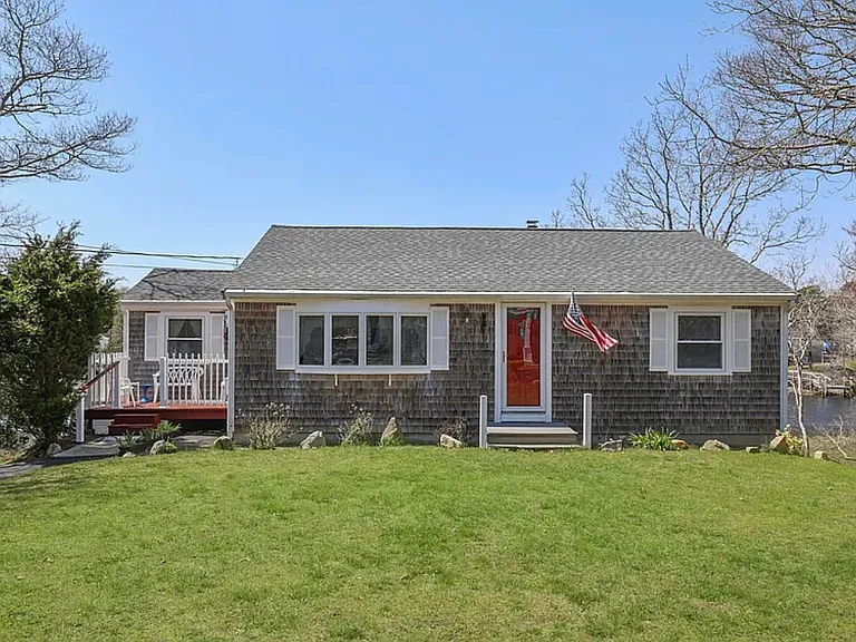 171 Edgewater Dr W — Photo 1