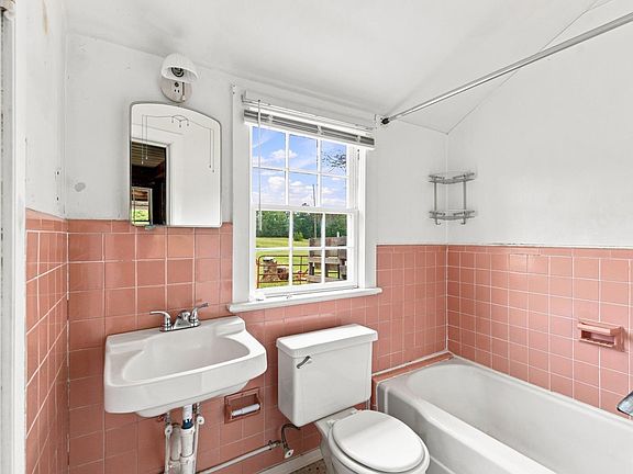 62nd image of 841 Earley Farm Rd