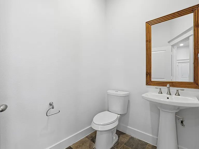 2322 Beall St — Photo 5