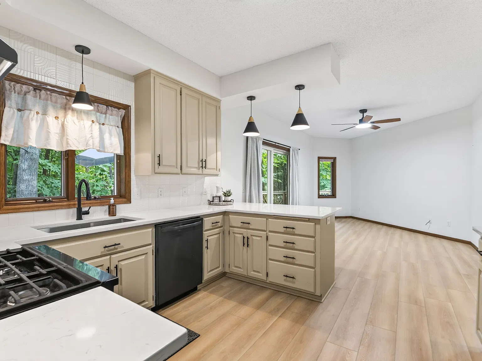 4 bed, 2768 sqft, $2,950 — Photo 2