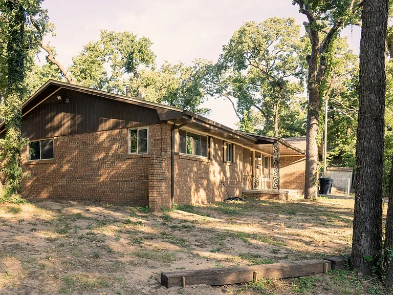 601 Skylark Dr — Photo 2