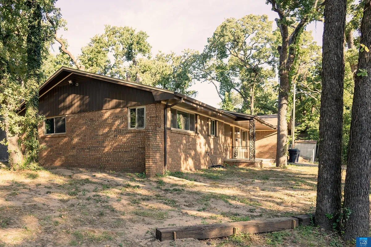 Building Photo - 601 Skylark Dr