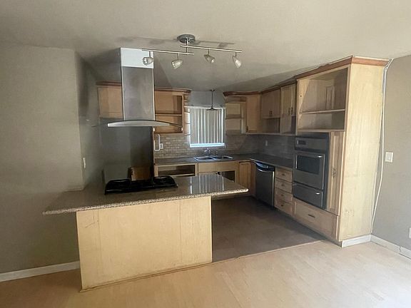 3rd image of 998 Hemlock Ln