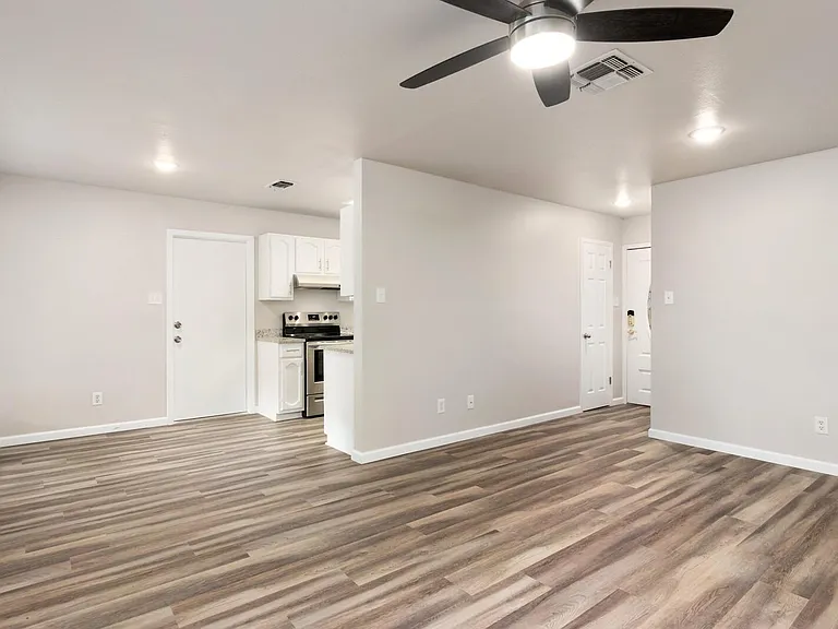 5915 Cliff Trail Dr — Photo 8