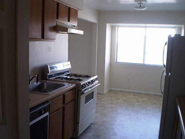 2nd image of 521 Edison Glen Ter