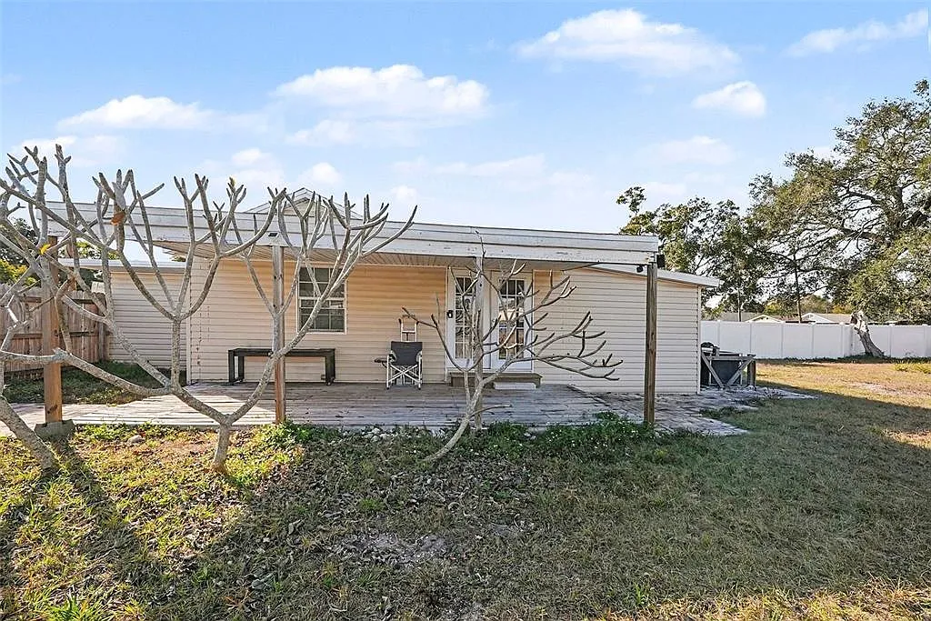 3 bed, 1.0 bath, 1333 sqft, $1,600 — Photo 1