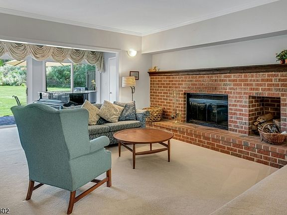 4th image of 60 Woodward Ln