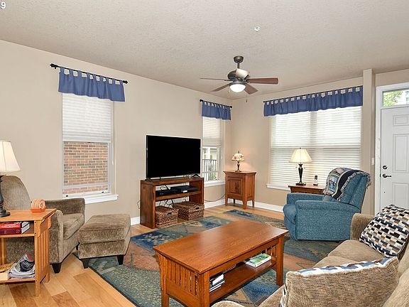 3rd image of 6261 NE Carillion Dr Unit 201