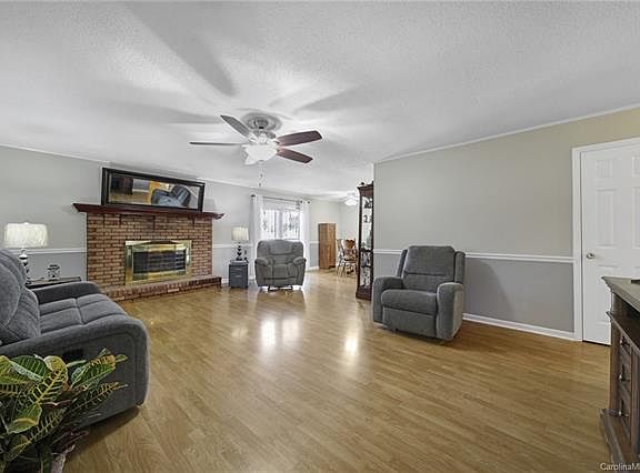 4th image of 4830 Greenwood Dr #20