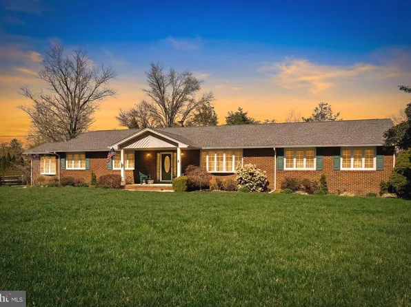 6 Stanley Dr, Robbinsville, NJ 08691