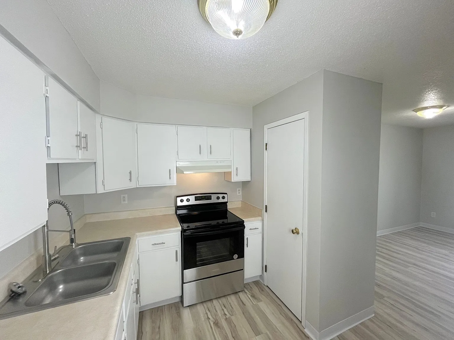 Burbank Village Apartments — Photo 4