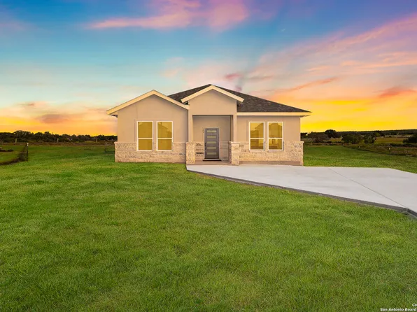 149 Camino Verde, La Vernia, TX 78121