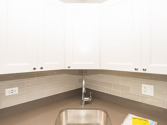5th image of 817 W Lakeside Pl #603
