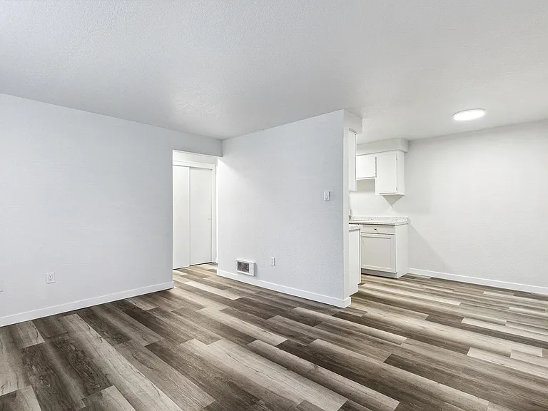 4122 4126 Hoyt Ave — Photo 6