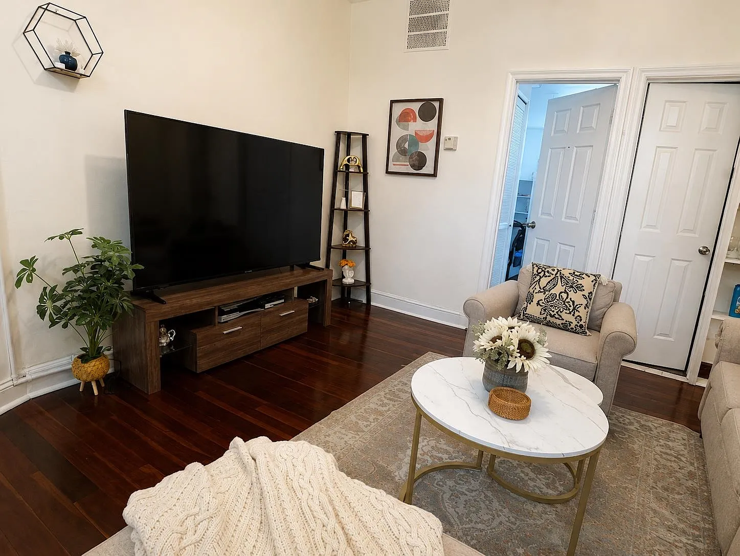 2 bed, 1.0 bath, 730 sqft, $2,100 — Photo 2