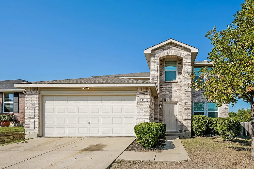 4 bed, 2.5 bath, 2318 sqft, $2,300 — Photo 1