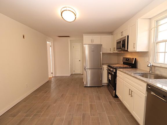 2nd image of 220 Oakwood Ave #2