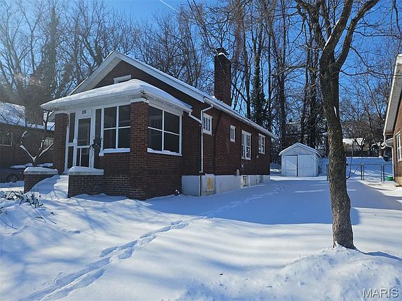 3rd image of 115 Lawrence Ave