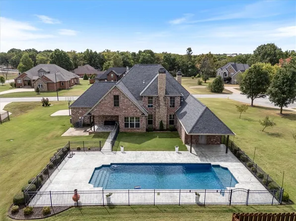 1353 Scout Trl, Siloam Springs, AR 72761