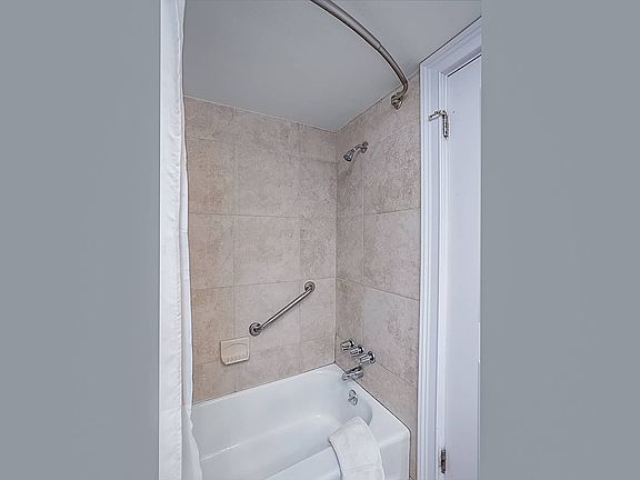 4th image of 500 S Washington Dr APT 3B