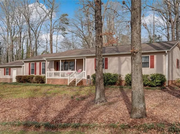 1505 Chimney Rock Dr, Kernersville, NC 27284