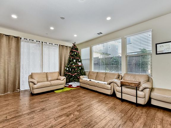 3rd image of 15842 Babcock St