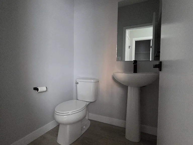 1729 Keene Cres SW — Photo 4