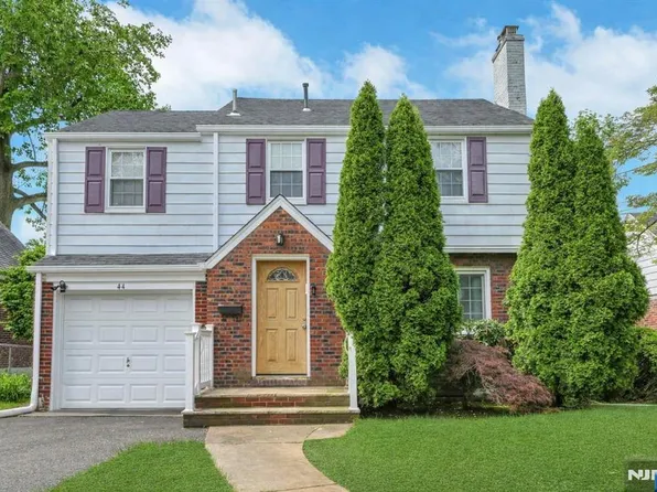 44 Golf Ct, Teaneck, NJ 07666