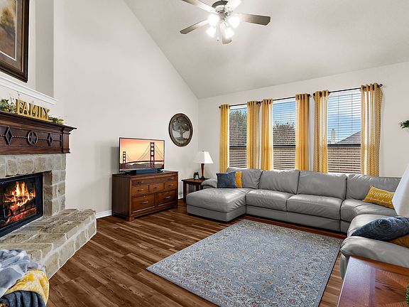 5th image of 221 Villanova Dr