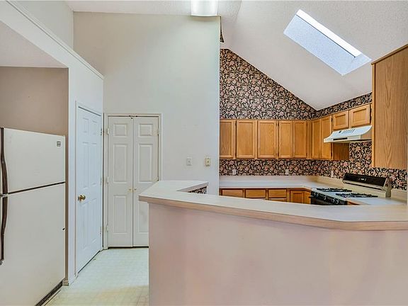3rd image of 1537 Cool Springs Dr