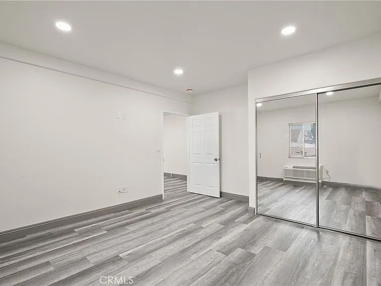 14335 Hamlin St — Photo 30