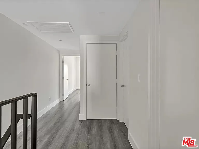 5752 Kester Ave — Photo 7