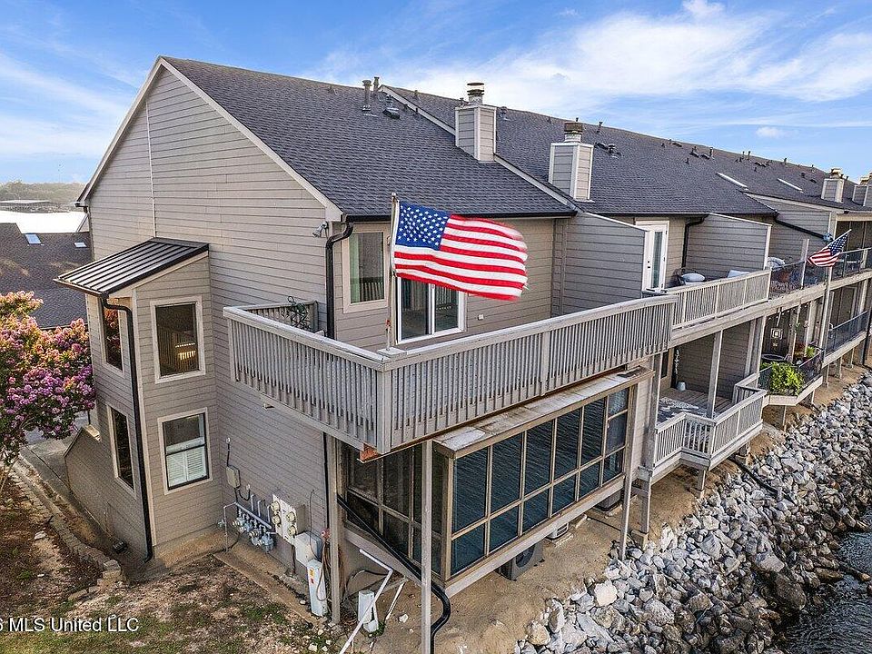 1st image of 40 Breakers Ln