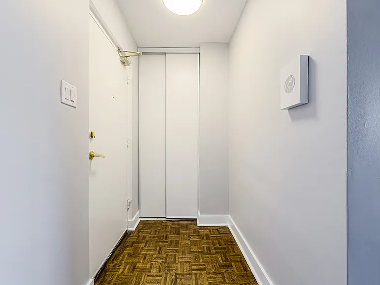 70 Park St E — Photo 10