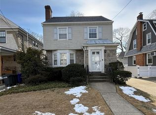 32 Manor Road, North Lynbrook, NY 11563