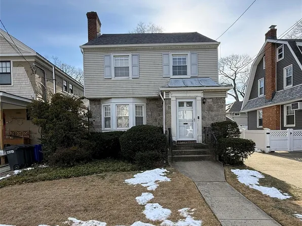 32 Manor Road, North Lynbrook, NY 11563