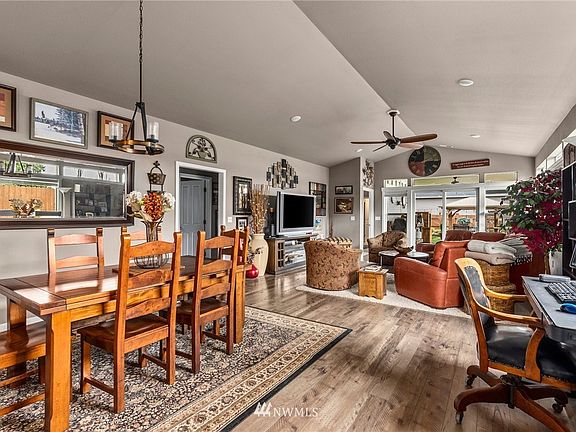 Great flow for indoor/outdoor entertaining