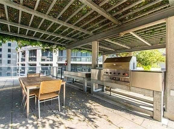 4th image of 21 Carlton St #3302