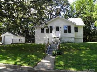 1186 Saint Johnland Rd, Kings Park, NY 11754