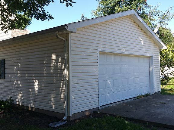 2nd image of 114 8th St NE